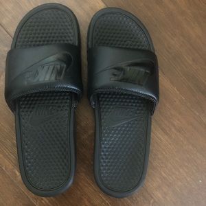 Black Men’s Nike slide ons